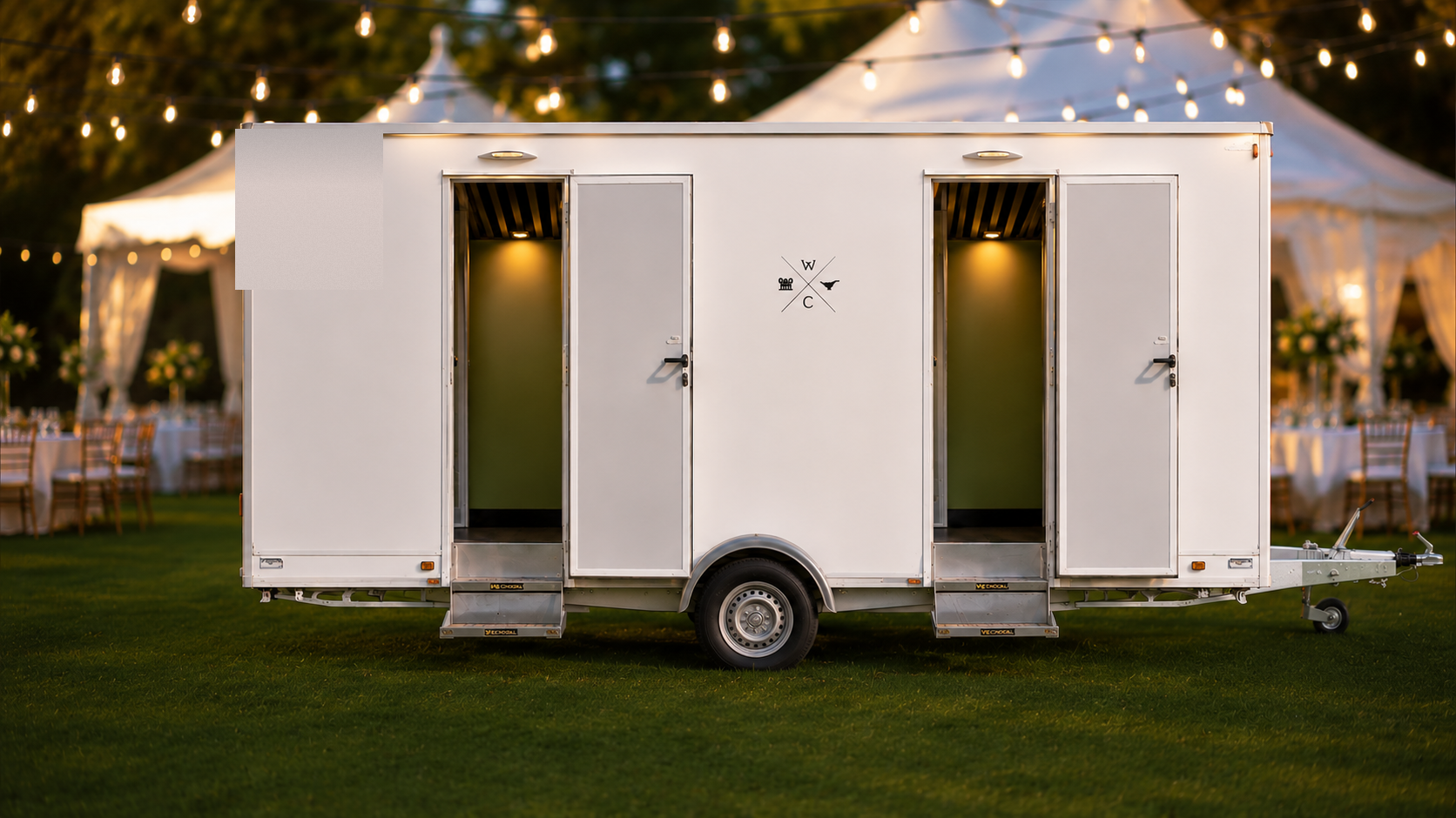 Großer VIP Toilettenwagen bei einer Hochzeit, zwei Eingänge
