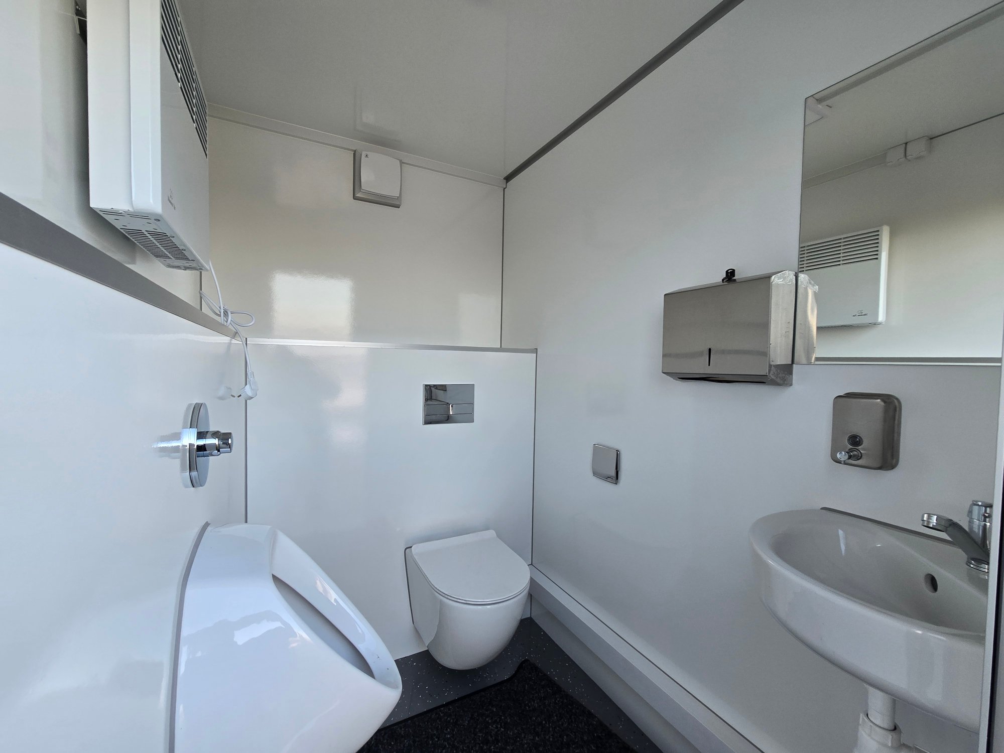 VIP Toilettenwagen Herrenbereich innen &ndash; WC-Mobil.de